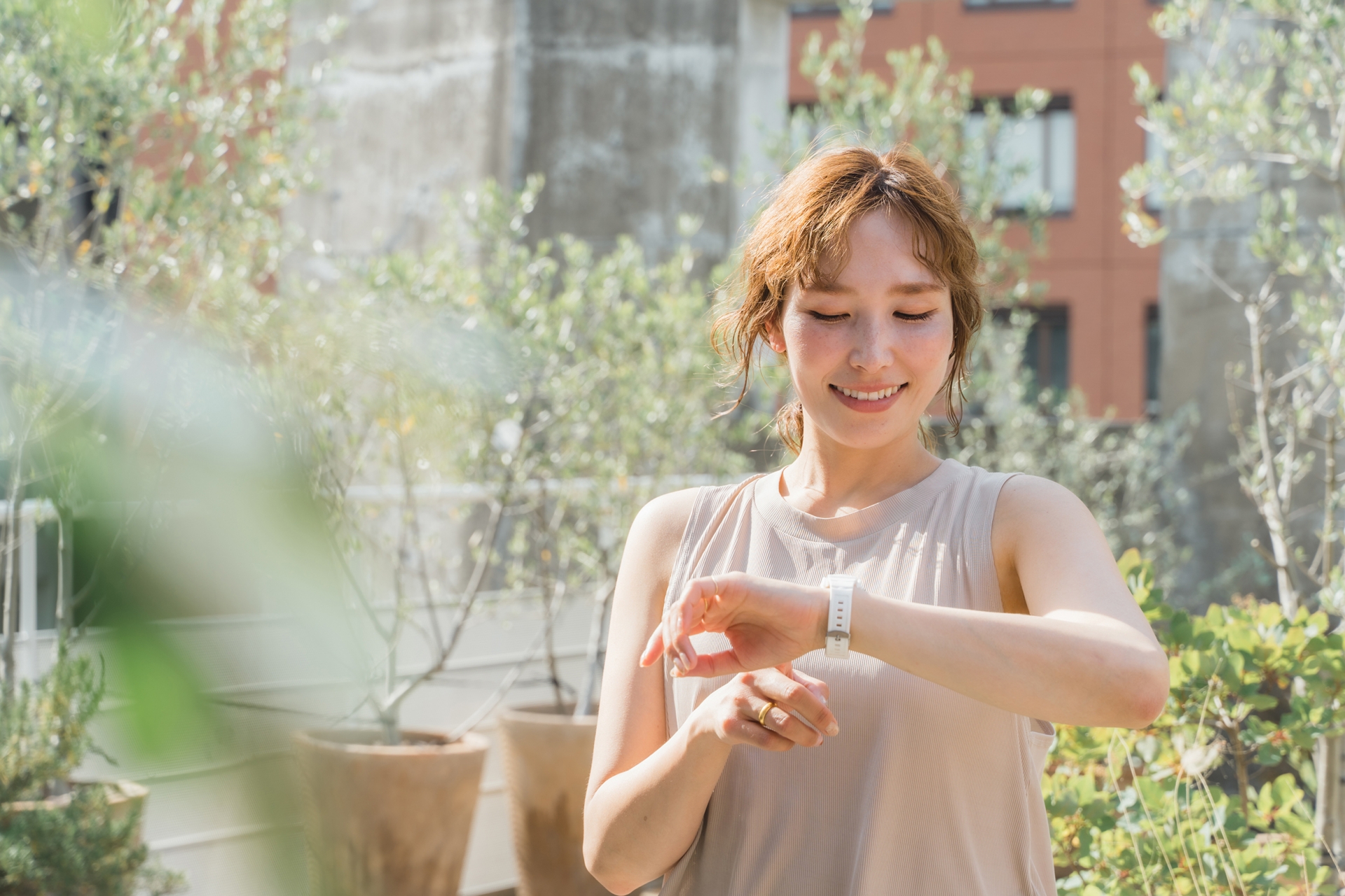 スマートウォッチを見る女性