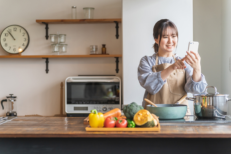 スマホを見ながら料理する