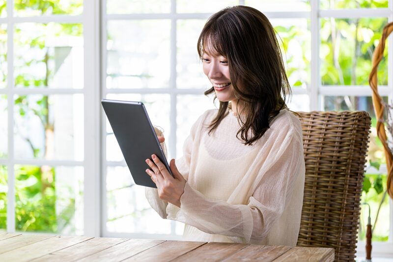 iPadを使っている女性