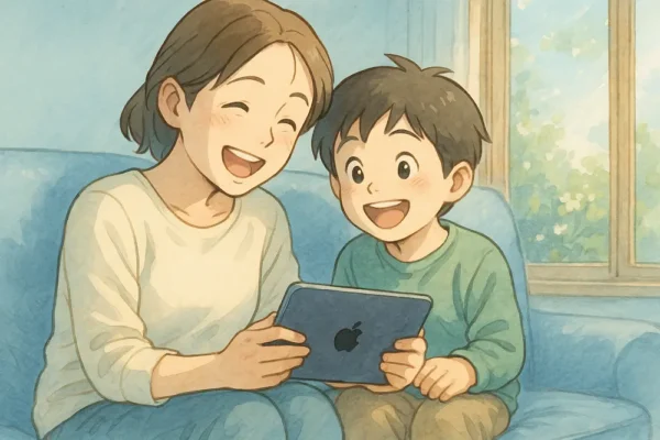 ソファで子どもといっしょにiPad mini 5を見て楽しそうに笑う親子