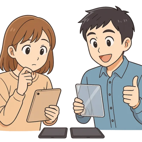 ケースやフィルムを手に持って試している二人 ひな：ケースを当ててサイズをチェック ひろと：「そのまま使えるよ」と笑顔でサムズアップ