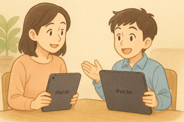 姉と弟がそれぞれiPad第5世代と第6世代を手に比べているシーン