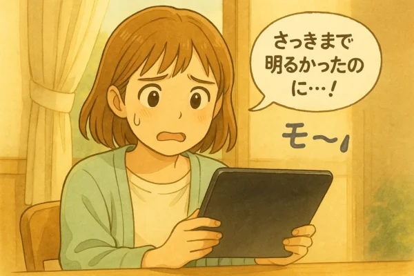 窓際の明るい室内で、画面が急に暗くなったiPadを不安そうに覗き込む陽菜のカット
